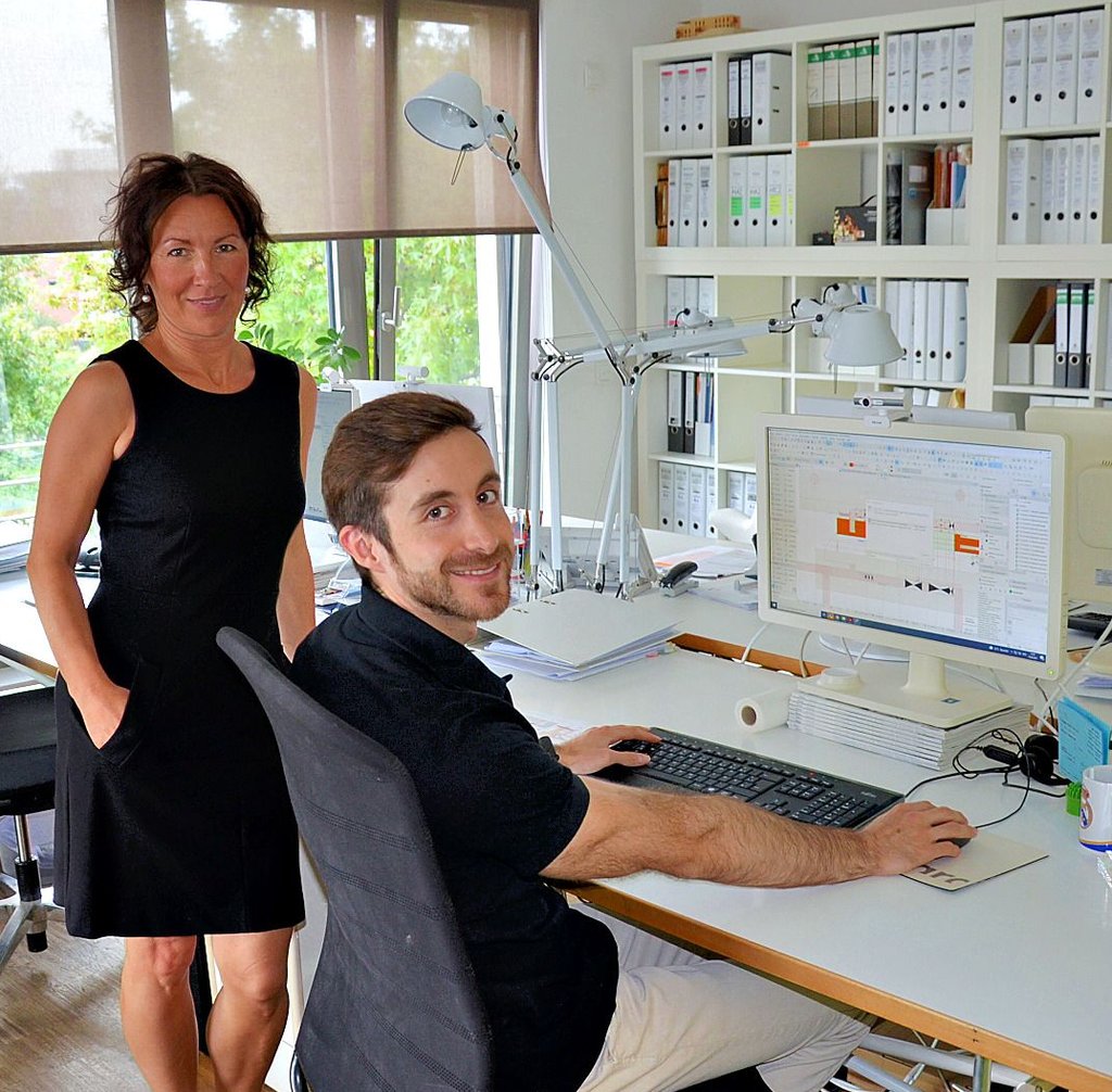 Daniel Ramon Fernandez an seinem Arbeitsplatz in Magdeburg, hier mit Architektin und Büroinhaberin Sandra Oheim.