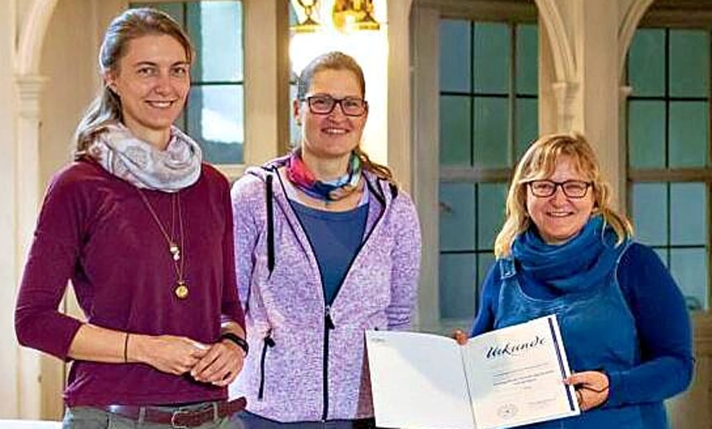 Gemeindepädagogin Hanna Ringo (von links), Julia Richter und Angela Kalle vom Helferteam bei der Preisübergabe in Halle.