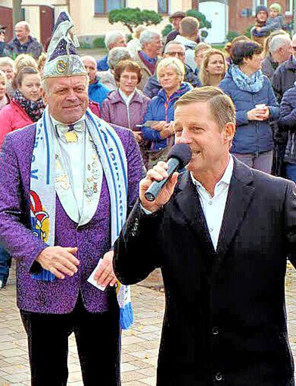 Rathauschef Peter Müller übergibt den Schlüssel an die Narren.