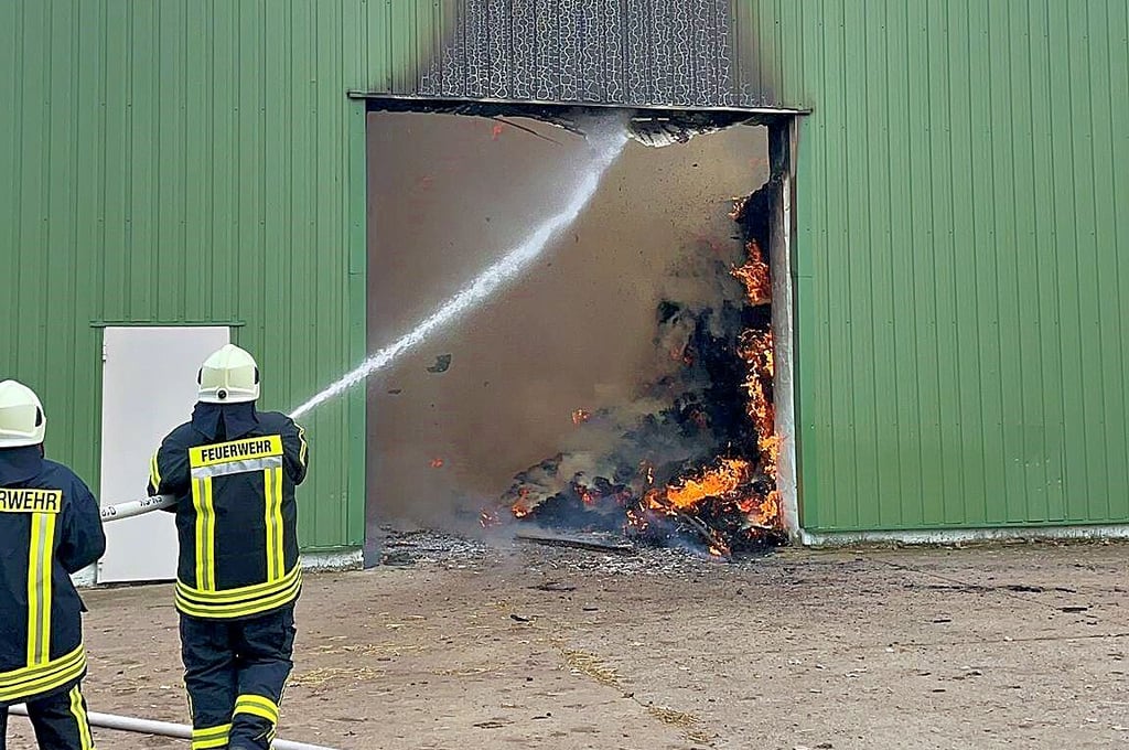 Bei Eintreffen der ersten Einsatzkräfte der Feuerwehren brannte die Lagerhalle in voller Ausdehnung.