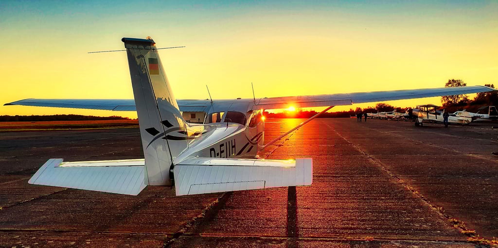 Die untergehende Sonne strahlt die Cessna aus den 70er-Jahren auf dem Flugplatz Stendal-Borstel an.
