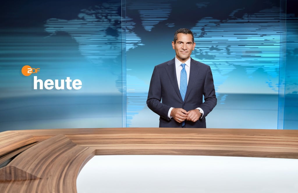 Der ZDF-Moderator Mitri Sirin im Studio der 19-Uhr-„heute“-Sendung.