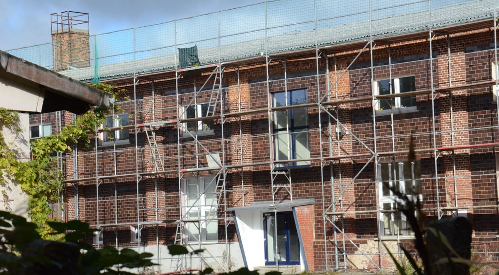 Die ehemalige Mildena-Halle in Kalbe ist eingerüstet. Eine Fotovoltaikanlage soll aufs Dach.