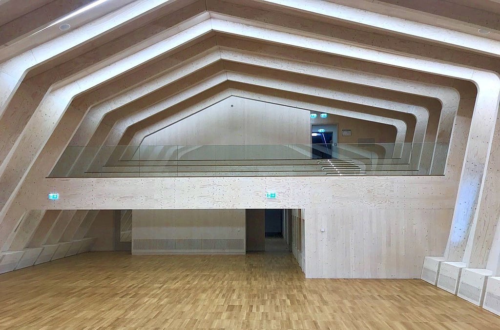 Die Erweiterung der Metropolitan School in Berlin - hier die neue Aula - hat Kai Vater den Deutschen Holzbaupreis eingebracht.