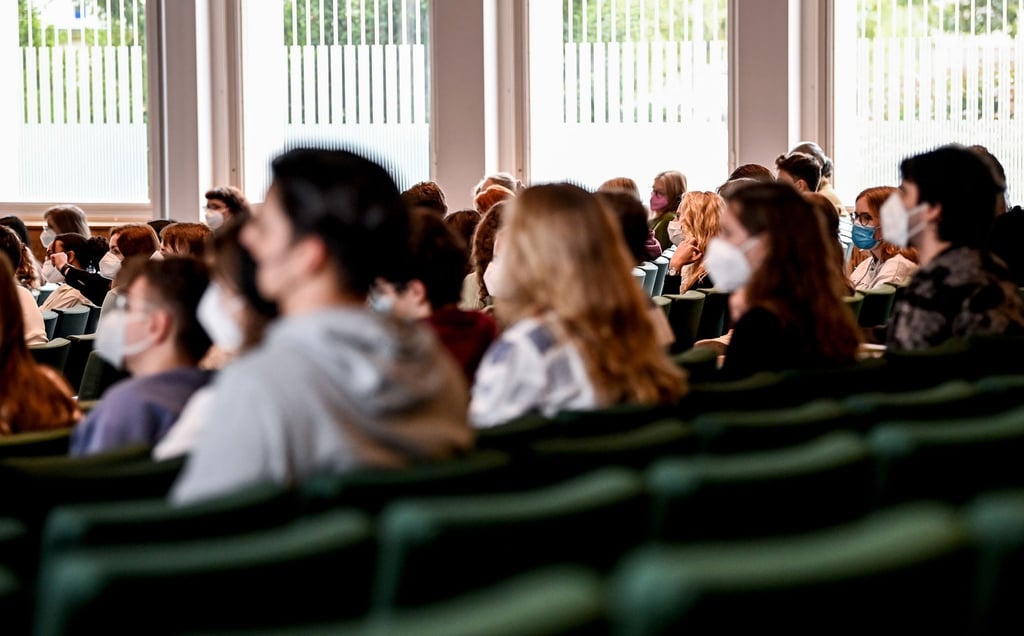 Die große Mehrheit der Studierenden treibt mit Blick auf die kommenden Monate vor allem die Sorge vor erneuten Kontaktbeschränkungen um.