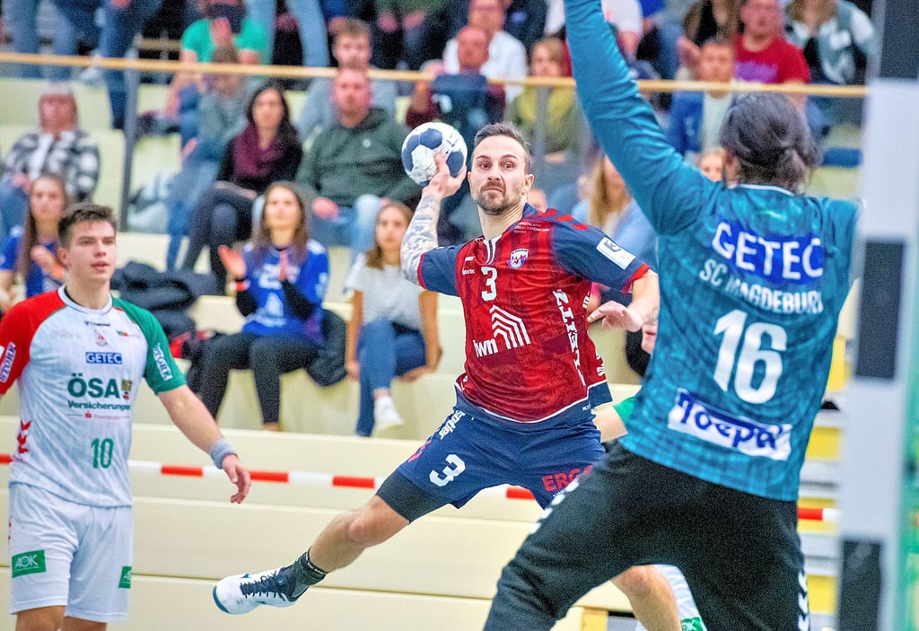 Die beiden besten Schützen des Drittligaspiels in Hohenmölsen auf einem Bild: U-19-Europameister Renars Uscins (l.) für die Youngsters des SCM (14 Treffer) und HCB-Kapitän Kenny Dober, der hier eines seiner 13 Tore erzielt.