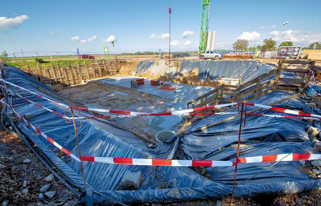 Blick in die vier Meter tiefe Grube am Stadtrand von Lützen: Hier wird das neue Museum „Lützen 1632“ gebaut.