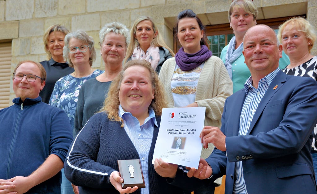 Stellvertretend für das 30-köpfige Team der Caritas Halberstadt nahm diese Gruppe am Montag die Ehrung als Halberstadt-Helden aus den Händen von Thomas Rimpler, stellvertretender Oberbürgermeister, in Empfang.