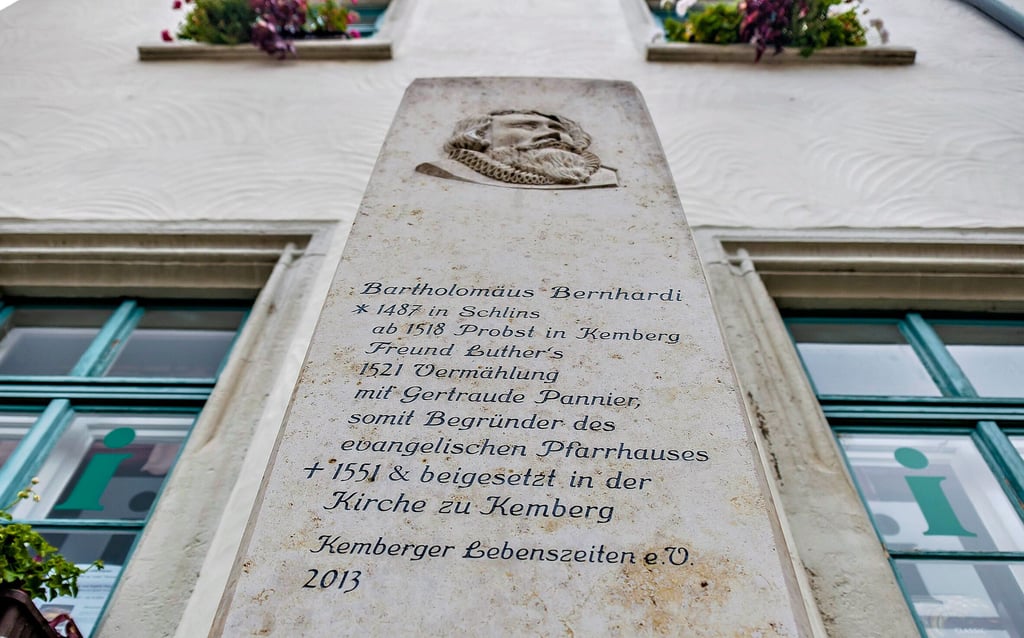Direkt am historischen Rathaus von Kemberg ist die Aufschrift zu sehen, die an Bartholomäus Bernhardi erinnert.