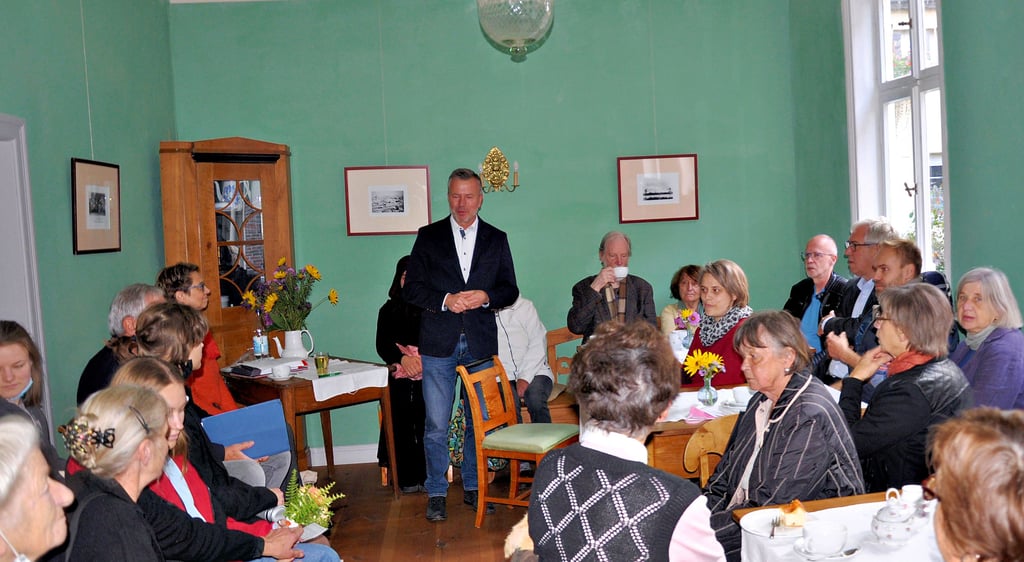 Die Osterburger Literaturtage machten einen Abstecher in das Café Lämpel nach Werben. Einheitsgemeinde-Bürgermeister Nico Schulz begrüßte die dortigen Anwesenden. In Werben wurde erstmals der Altmärkische Literaturpreis vergeben.