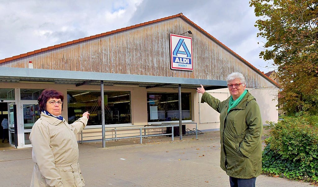 Ursula Hampf (links) und Karina Kaiser vom Kreisseniorenrat bedauern die Schließung des Aldi-Markts an der Gerbstedter Chaussee.