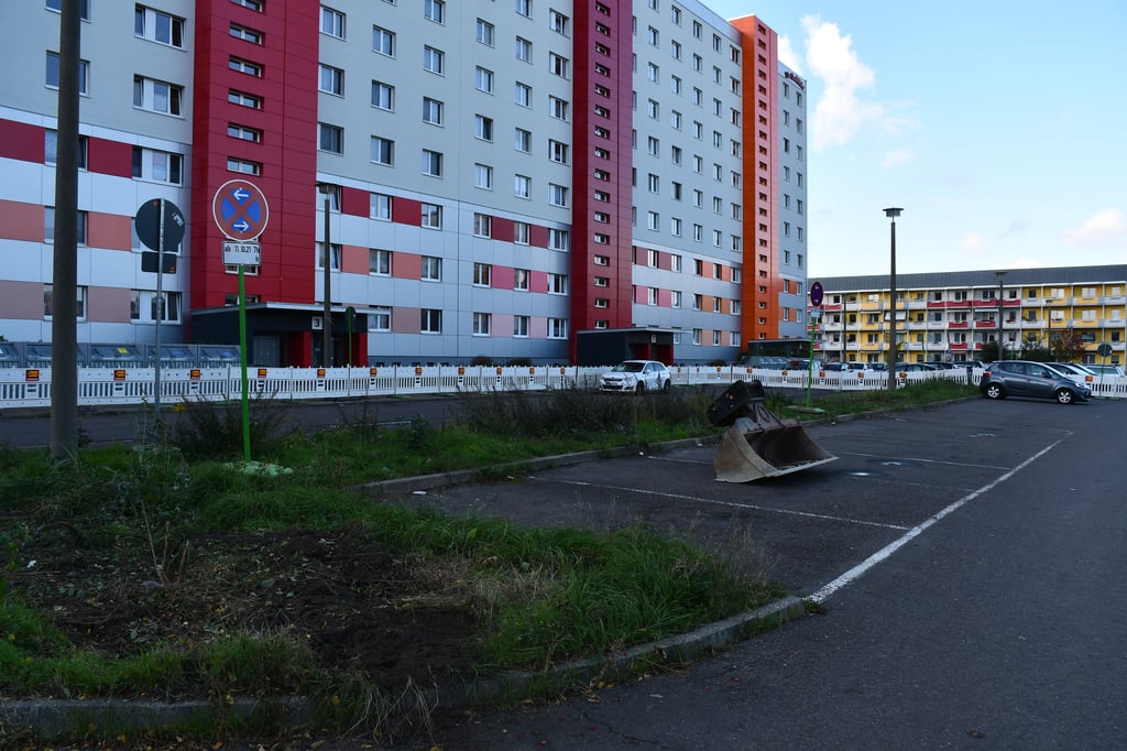 Der Parkplatz am Hanns-Eisler-Platz in Magdeburg-Kannenstieg wird saniert.