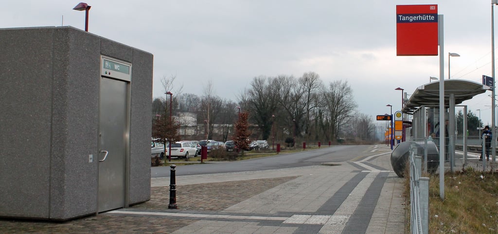 Die Bahnhofstoilette am Bahngleis in Tangerhütte.