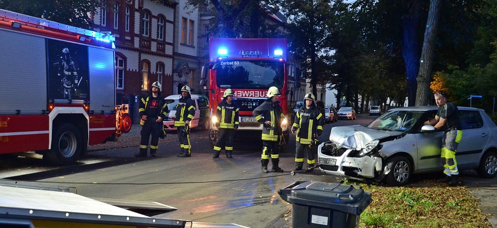 Der Skoda muss abgeschleppt werden. Die Feuerwehr beseitigt die Ölspur.