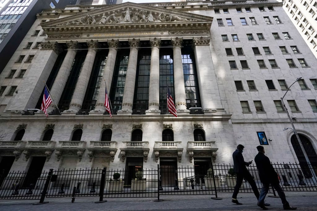 Fußgänger gehen an der New Yorker Börse in New Yorks Financial District vorbei. (Archivbild)