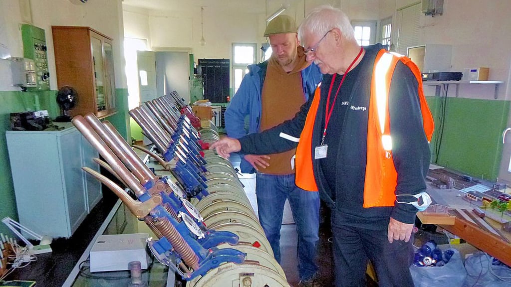 Jürgen Krebs (r.) erklärt einem Besucher aus Magdeburg die Technik im Fahrdienstleiterstellwerk.