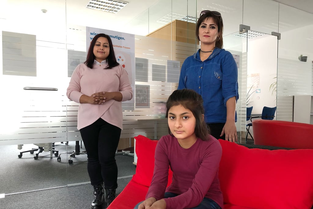 Nur-E Zannat (l.), Shirin Ibo und ihre Tochter Fadya Karjout Stada (vorn) in der Awo-Familienwerkstatt.