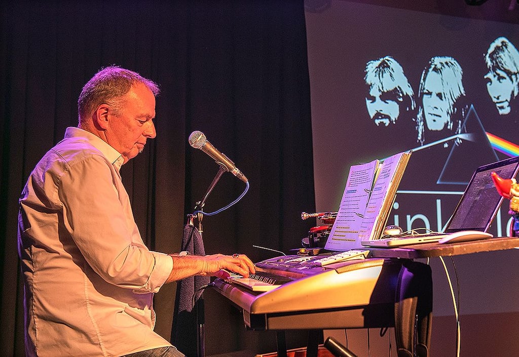 Richard Rossbach ist Gesprächspartner von Jürgen Rau auf der Bühne und ein leidenschaftlicher Musiker, der auch bei der Band Duesenberg mitspielte, die unter anderem von Joachim Witt mitgegründet wurde.