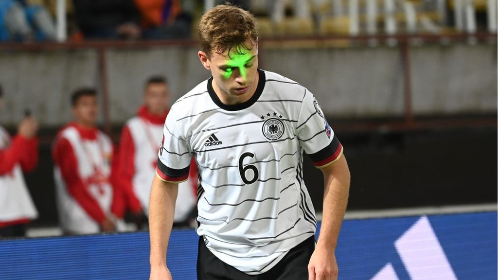 DFB-Spiler Joshua Kimmich wurde beim Spiel Deutschland gegen Nordmazedonien mit einem Laserpointer attackiert.