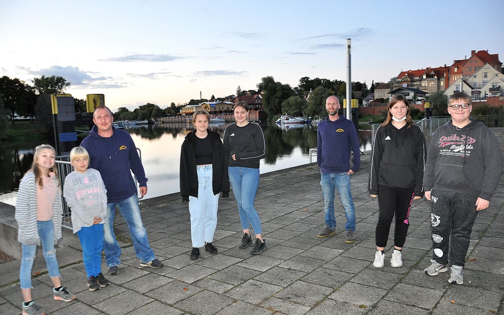 Hannah und Anna (Mitte) wissen ebenso wie andere junge Leute aus dem Jugendzentrum in Havelberg, was sie für ihre Stadt wollen. Ihre Betreuer im Juze, hier Thomas Will und Dominique Berndt, bestärken sie stets, ihre Meinung zu sagen.