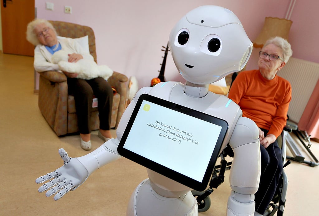 Kommt künftig der Roboter Pepper anstelle einer Pflegekraft zum Einsatz? Nein, sagt TK-Landeschefin Steffi Suchant. Pepper ist ein Hilfsmittel. Die Pflege durch einen Menschen wird er nicht ersetzen.
