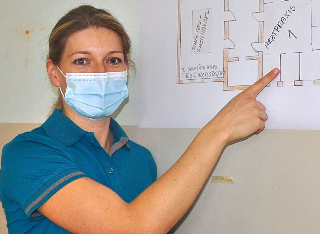 MVZ-Geschäftsführerin Julia Milbradt zeigt anhand eines Grundrisses die geplante Belegung des ersten Stocks.
