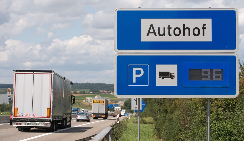 Ein Hinweisschild mit der Aufschrift „Autohof“ steht auf der Autobahn 6 bei Bad Rappenau (Baden-Württemberg).