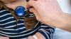 Viele Kinder machen aktuell wieder heftige Atemwegsinfekte durch. Viele Arztpraxen sind ausgelastet.   Foto: Sebastian Gollnow/Symbol/