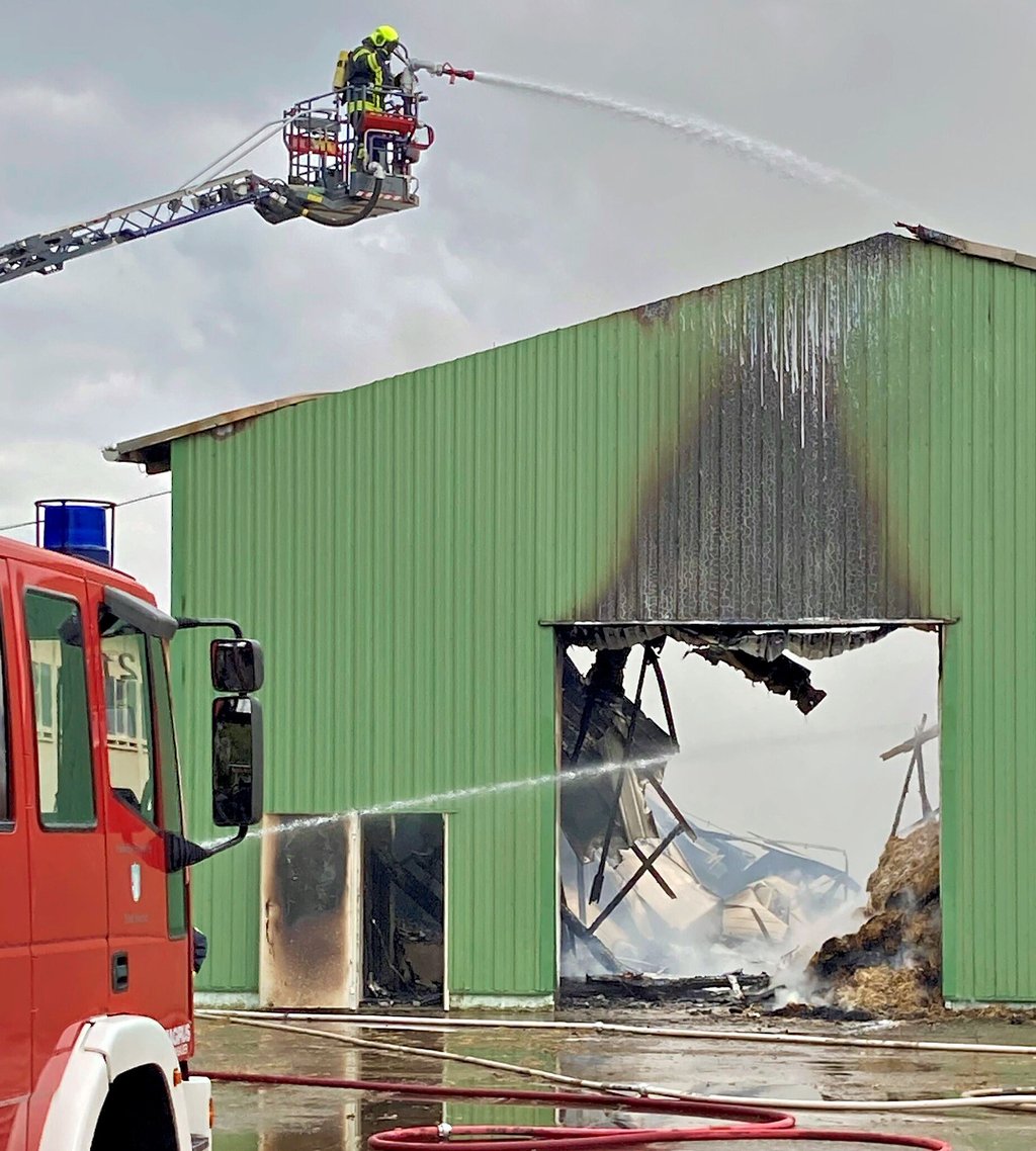 Einsatzkräfte der Feuerwehren bekämpften den Brand vom Boden und von der Drehleiter aus.