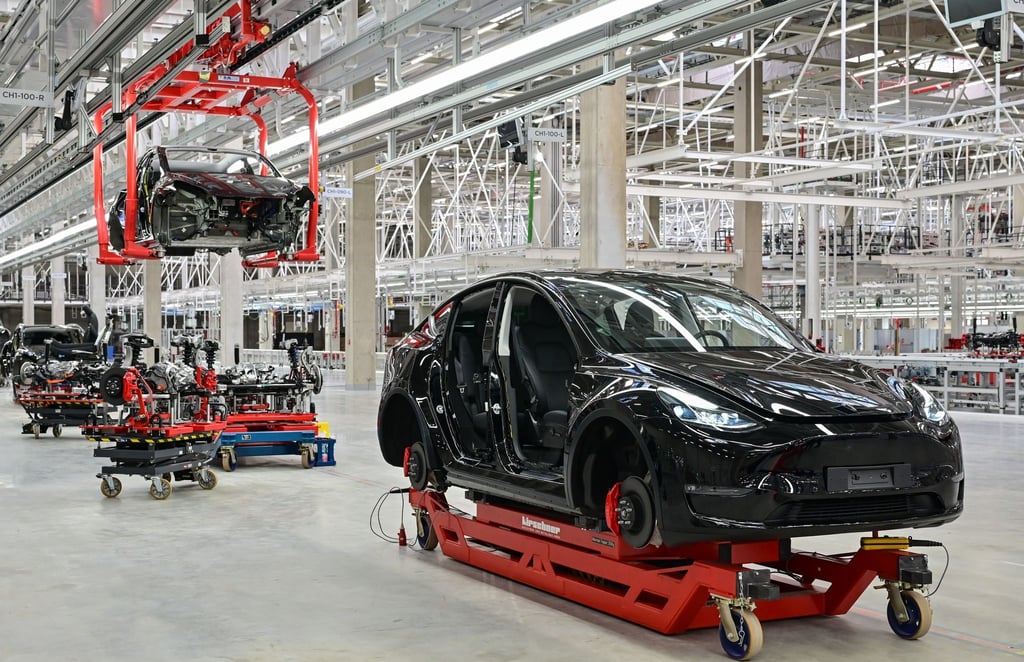 Ein im Bau befindlicher Tesla - Model Y - in der Gigafactory in Grünheide. Hier sollen jährlich rund 500.000 Exemplare gebaut werden.