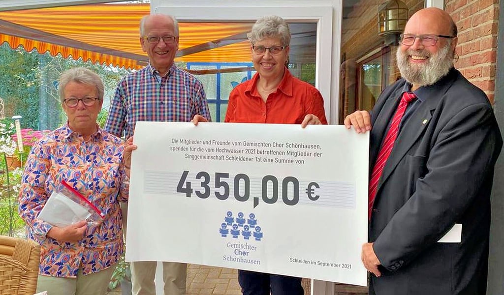 Ingo Pollee (rechts) übergab den symbolischen Spendenscheck direkt vor Ort an die Chorleiterin Roswitha Breuer (links).