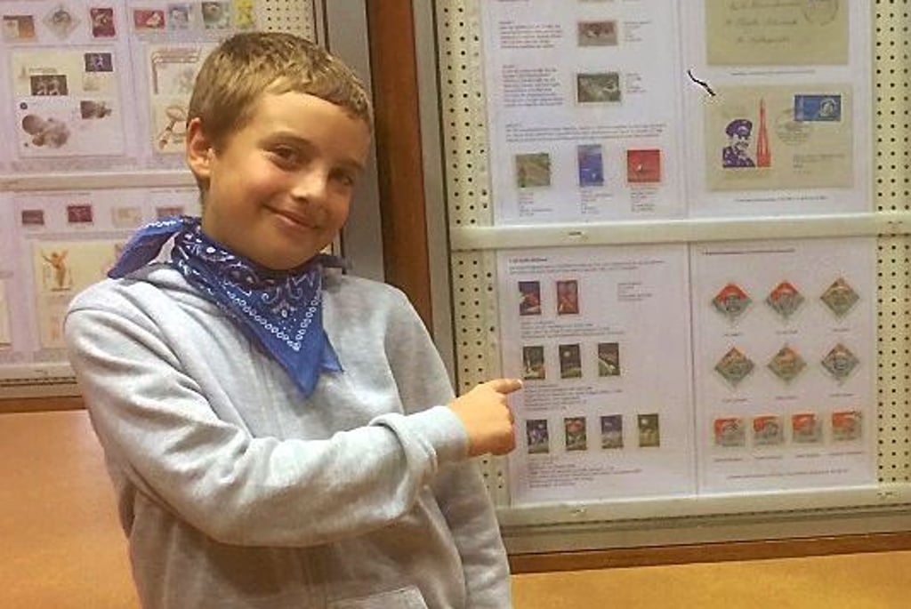 Benjamin Graf (links) von den Jungen Briefmarkenfreunden Pretzier.