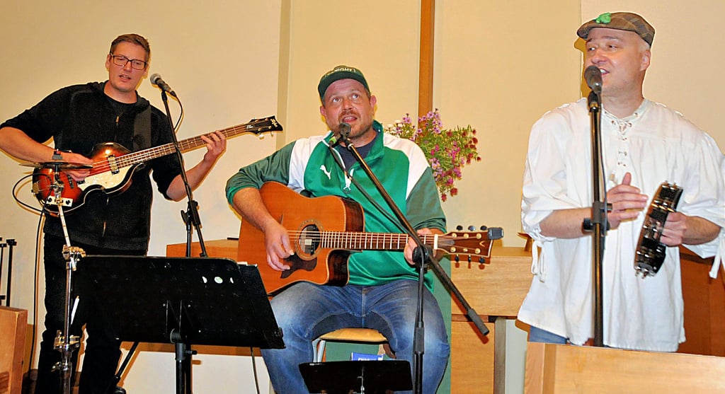 Die „Greenhorns“ aus Halle (Saale) sind Bastian Kurze (v.l.), Paddy Peschke und Frank Fiedler. Die Musiker nahmen ihr Publikum in der Wieglitzer Schifferkirche mit auf eine musikalische Reise quer über die grüne Insel Irland.