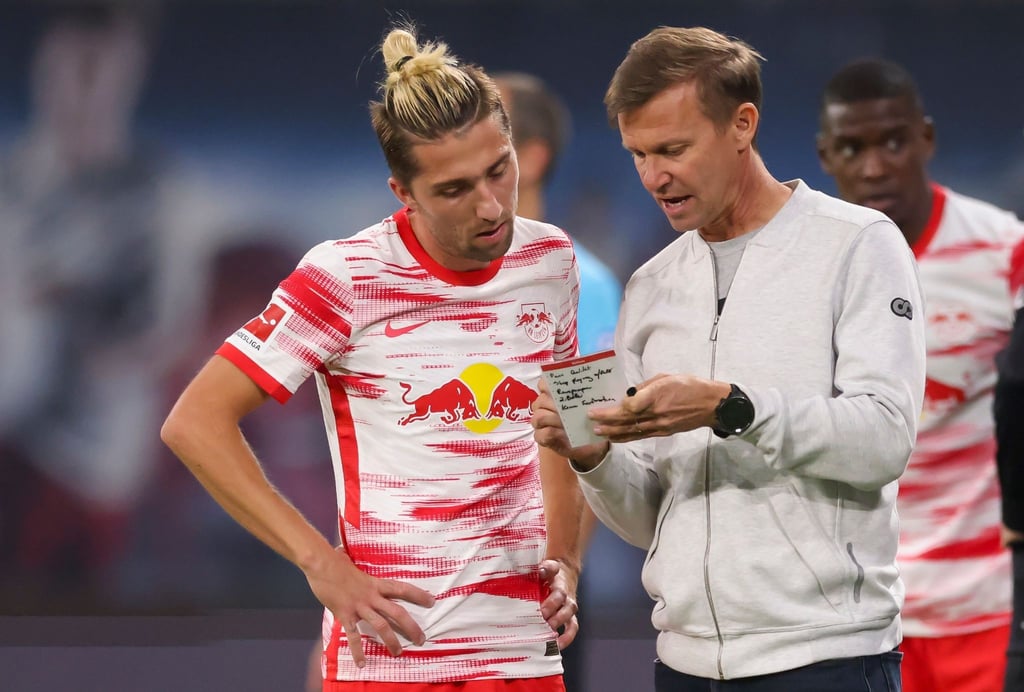 Spricht viel mit den Spielern: Leipzigs Trainer Jesse Marsch (r) zeigt Kevin Kampl seine Notizen.