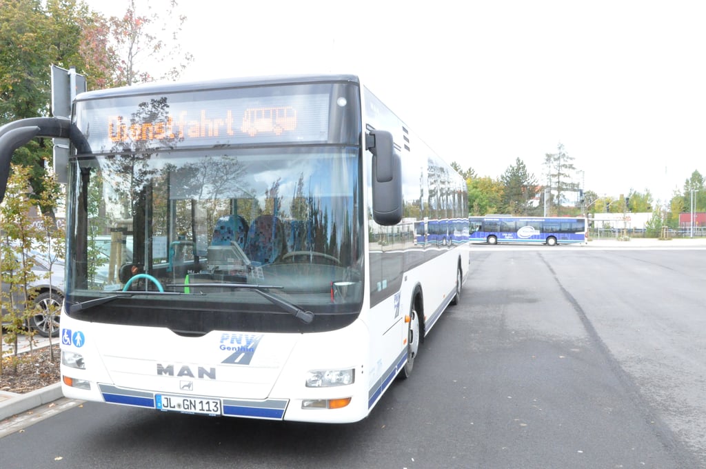 Rund 40.000 Kilometer, also knapp einmal um die Welt, sind die Busse der Nahverkehrsgesellschaft Jerichower Land wegen Baustellen-Umleitungen zusätzlich gefahren.
