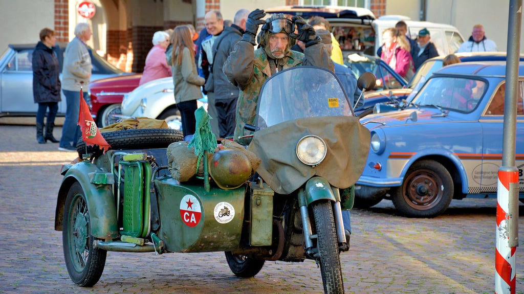 Brille auf und los geht es: Dietrich Gereke aus Berge war ein Hingucker mit seinem Gespann, Baujahr 1957. Stark: Der 80-Jährige hielt die rund 100 Kilometer lange Tour auf der Molotow komplett durch.