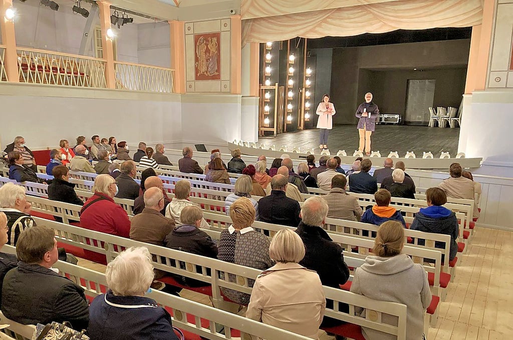 Zahlreiche Sitzpaten kamen zur symbolischen Sitzprobe.
