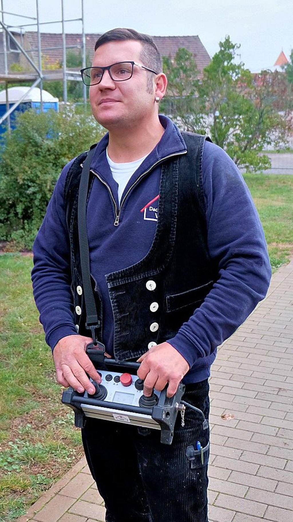 Firmenchef Martin Stets bedient die Funkfernbedienung.