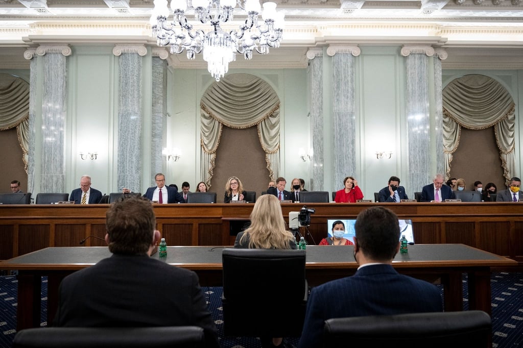 Frances Haugen (vorne M.) sagt während einer Anhörung im Handels-Unterausschuss des US-Senats aus.