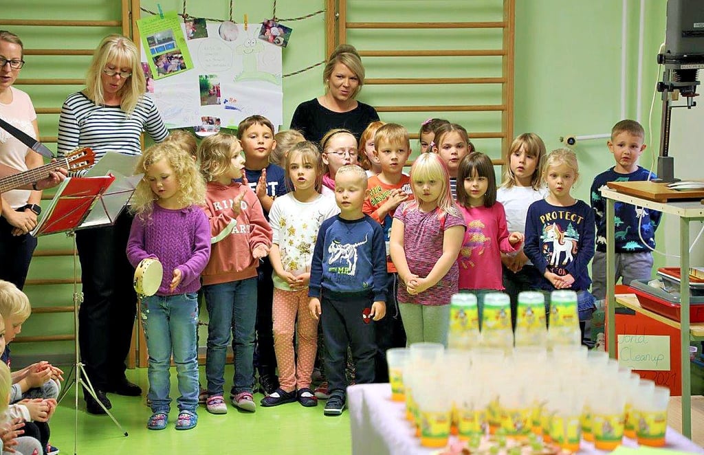 Kleine Forscher musikalisch: Die Kinder vom Ballenstedter „Spatzennest“ bringen zur Feier des Tages ein Ständchen.