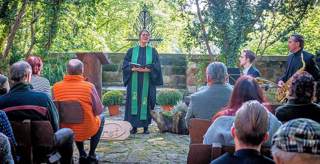 Gab dem Ruheforst Marienthal den Segen: Pfarrerin Bettina Plötner-Walter im umfriedeten Rondell - der Ruhestätte der Familie von Wilmowky.