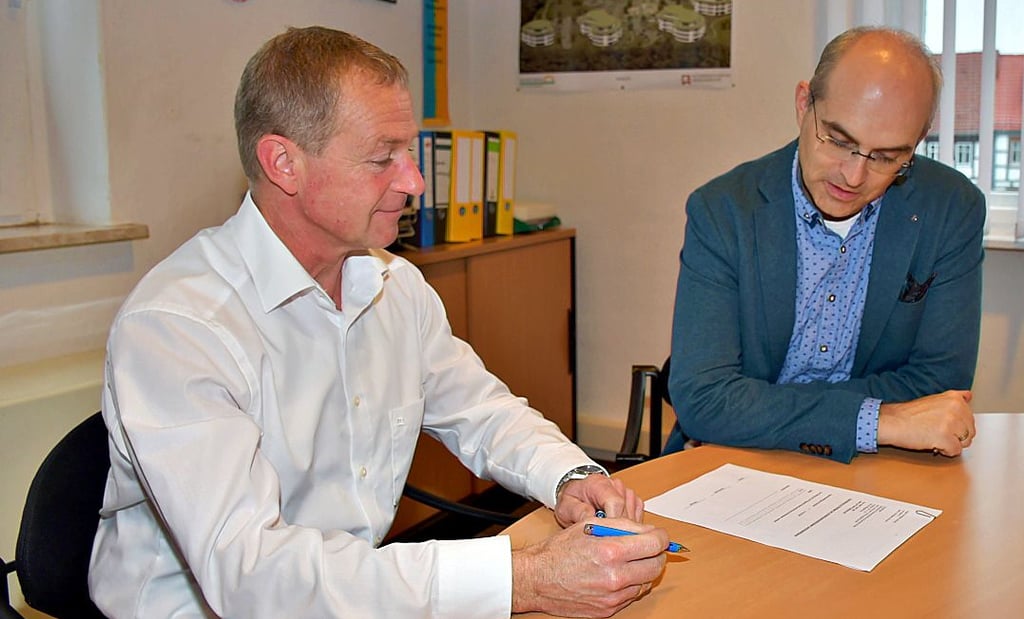 Björn Hoppe (links) und Norman Klebe besprachen im Rathaus Arendsee Details zur Zahlung an die Stadt.