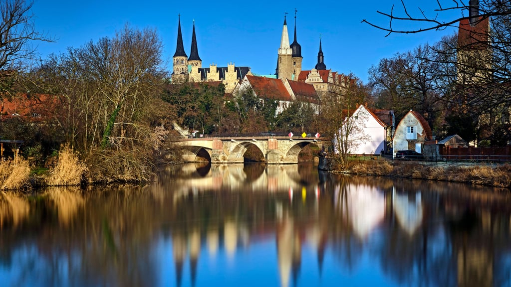 Die neue Glocke des Merseburger Domes ist an ihren Platz im historischen Bauwerk gehoben worden.