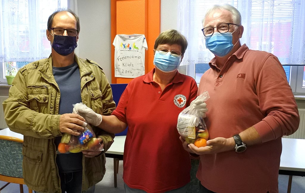 Annerose Liedtke beglückwünscht die Jubilare Frank Sturm (links) und Bernd-Achim Eberhardt. Statt eines Buffets gab es Lunchbeutel, die Präsente werden nachgeliefert.