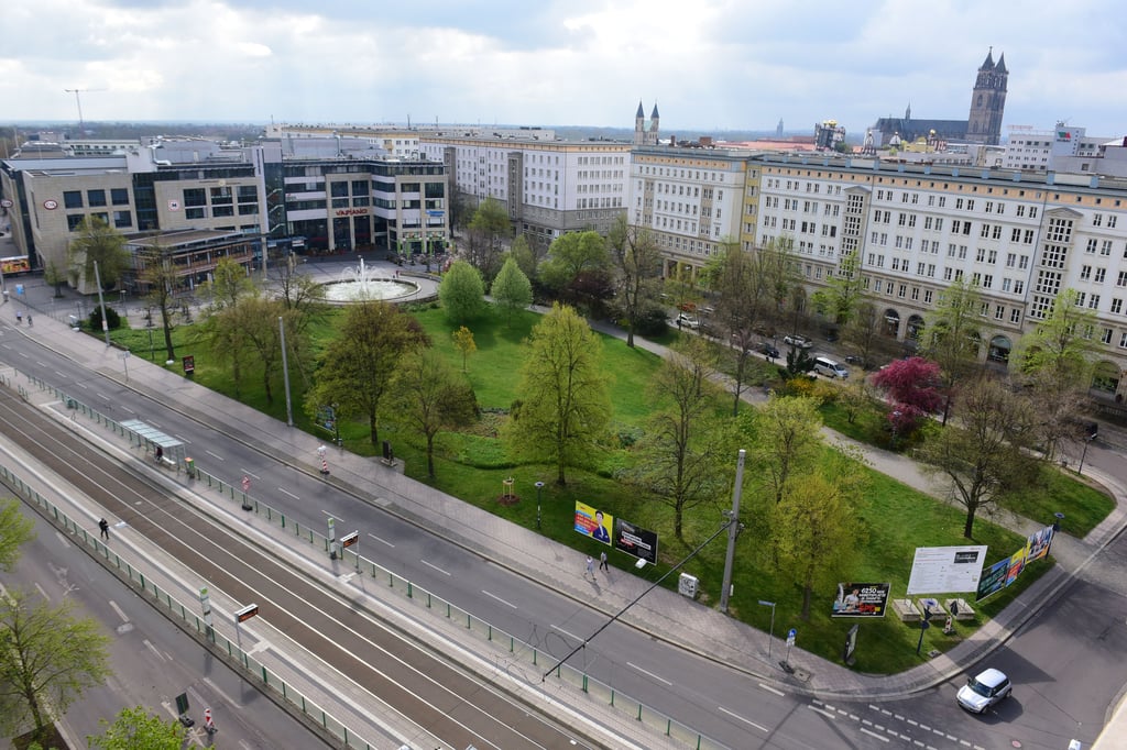 Der Ulrichplatz in Magdeburg. Unterm grünen Rasen liegen Reste der 1956 gesprengten Ulrichskirche. Ein Verein will danach suchen lassen. Eine knappe Mehrheit im Magdeburger Stadtrat wünscht, dass der Platz unberührt bleibt.