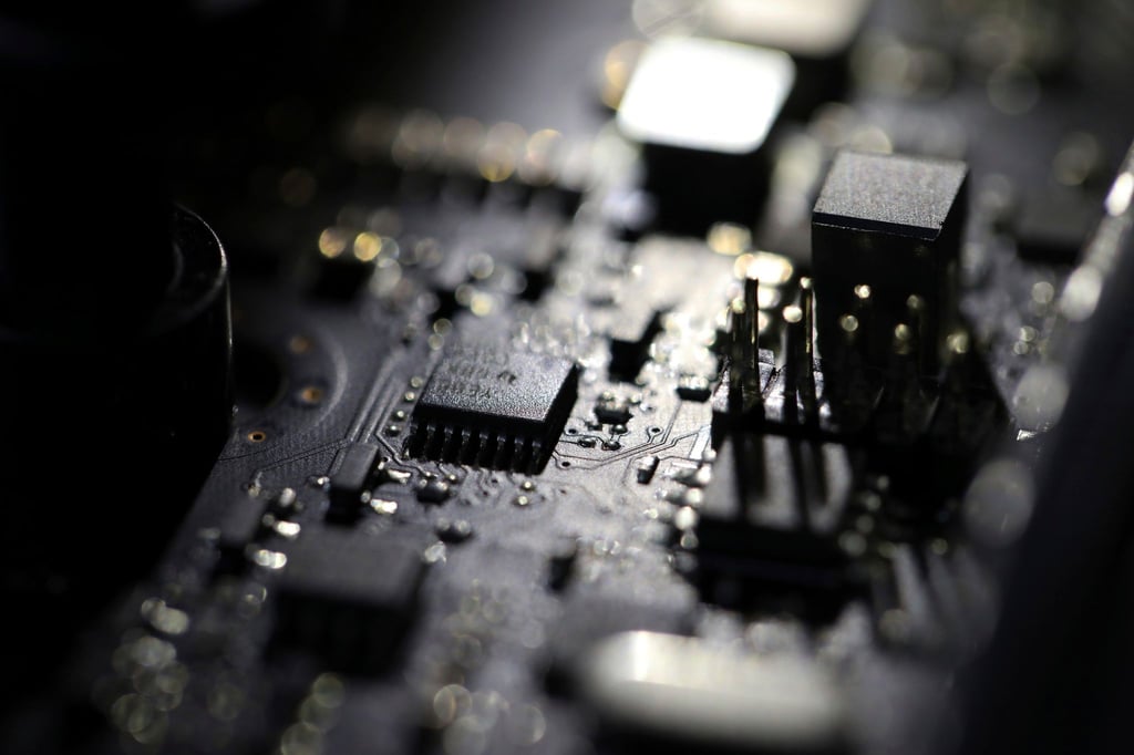 Blick in einen Computer. Die Branche hat mit einer ausgeprägten Chip-Knappheit zu kämpfen.