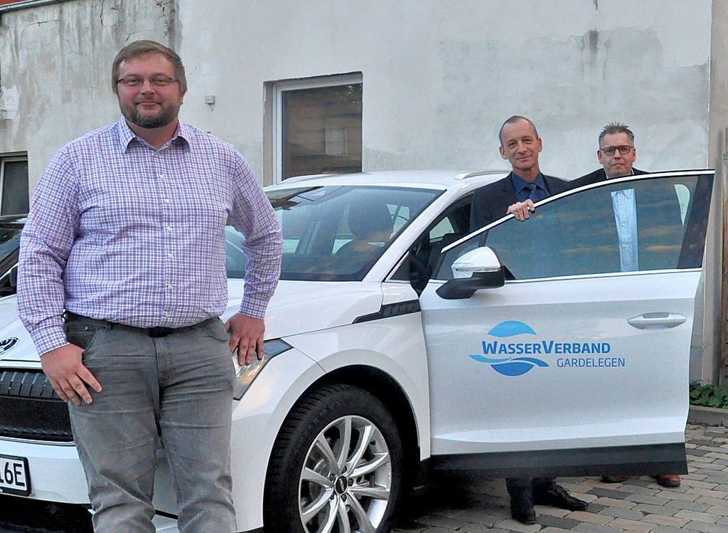 Der Wasserverband startet in die E-Mobilität, hier Karsten Scholz (von links), Technischer Leiter des Wasserverbandes, Kai-Michael Neubüser, Vorsitzender der Verbandsversammlung, und Verbandsgeschäftsführer Sven Müller am neuen Skoda Enyaq iV.