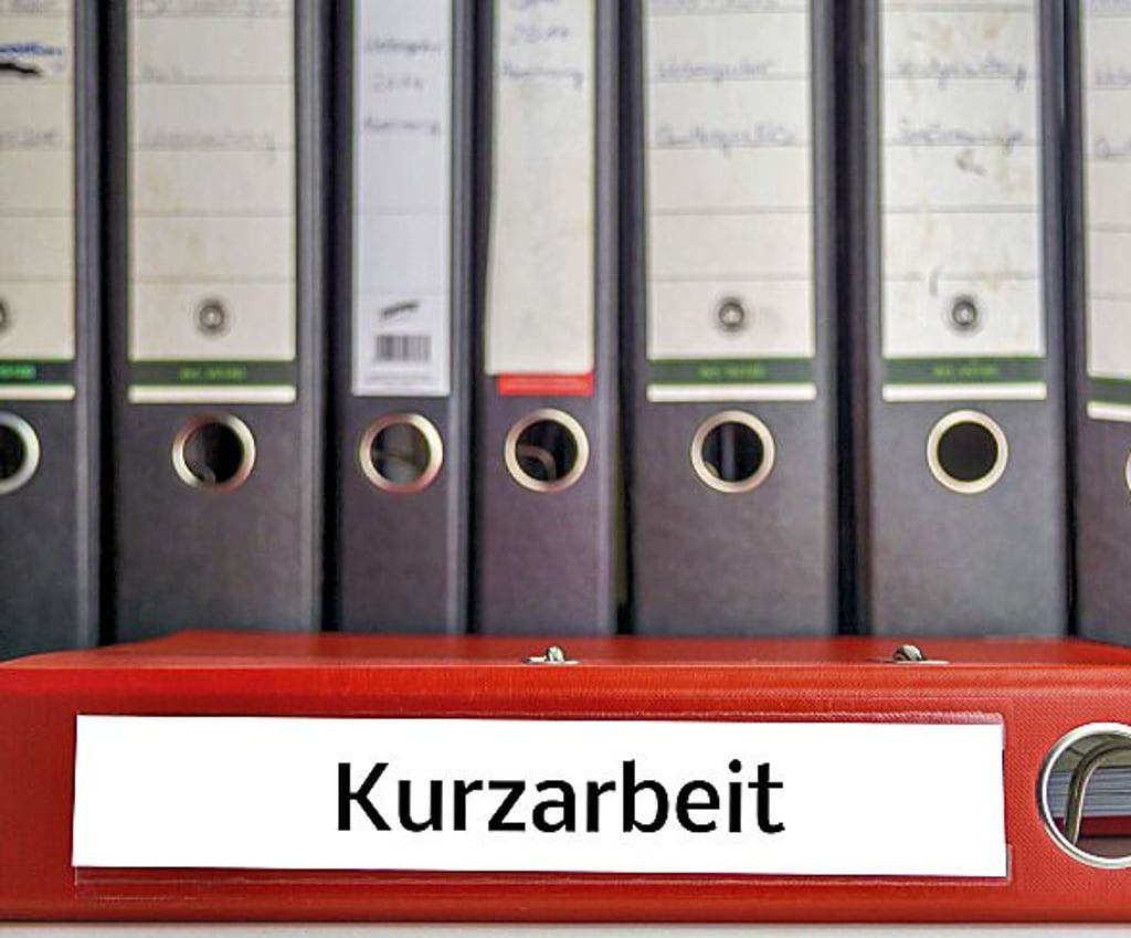 Aktenordner mit der Aufschrift „Kurzarbeit“.