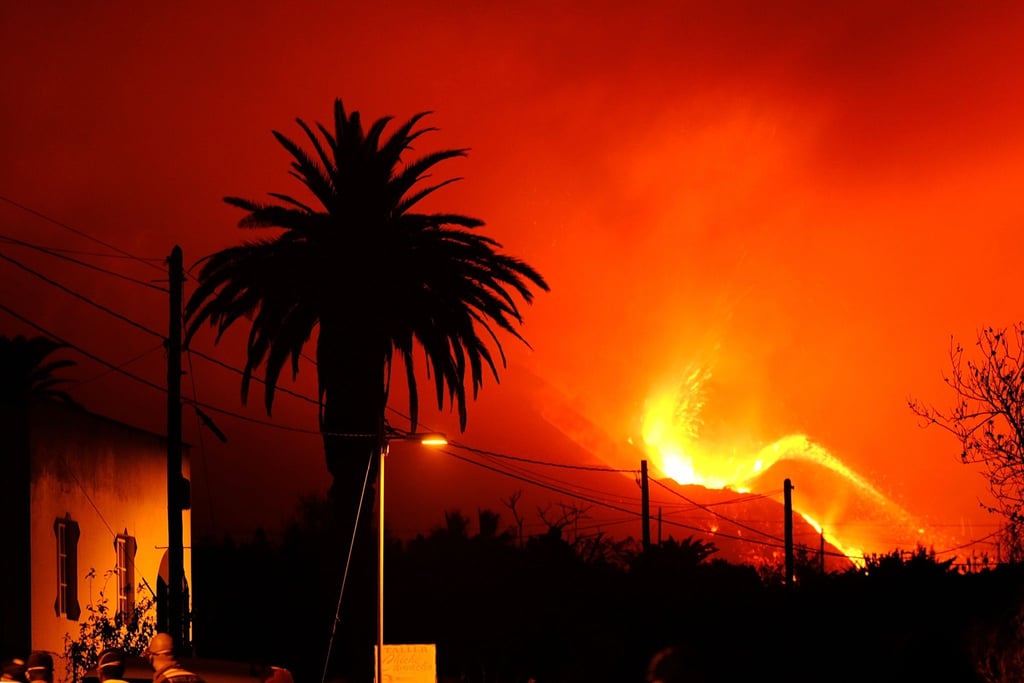 Aus dem Vulkan in der Cumbre Vieja auf La Palma fließt weiter Lava.