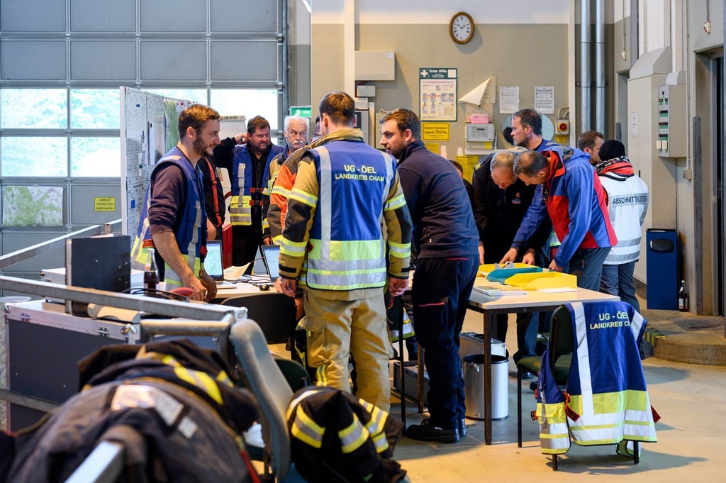 Rettungskräfte beraten sich in der Einsatzzentrale in Furth im Wald.